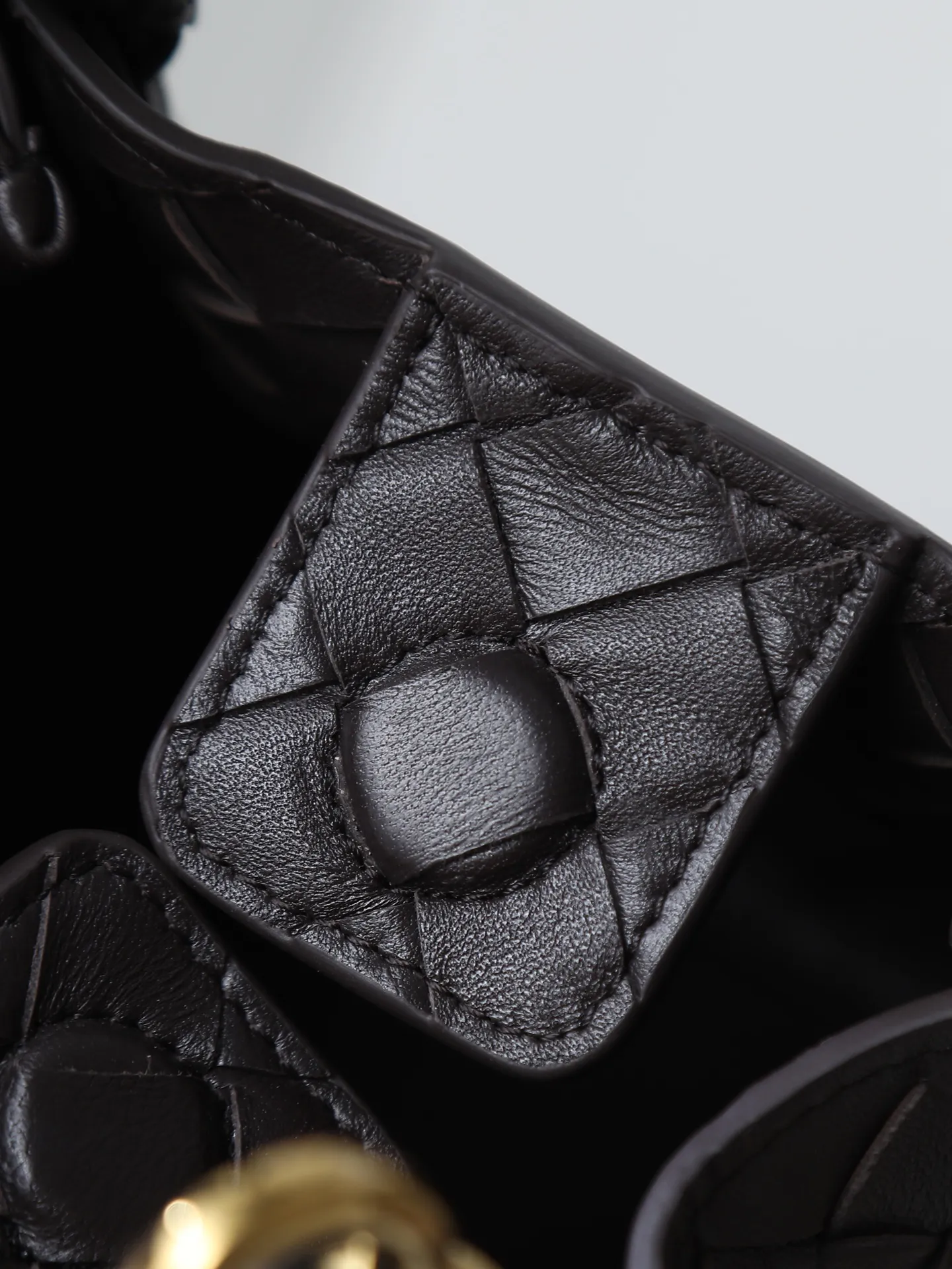1250. Home B has a new product! Andiamo combines archive parachute handbags to inherit retro elements and integrate modern trends. The same style as Shu Qi's Night in Beijing. It is a continuation of the classic bag. It has three functions: hand carry, shoulder and cross-body. It is embellished with metal brass knot buckles. It is small and has an amazing capacity. It can easily hold all kinds of daily necessities with a box, sunglasses, small bottle, water powder, charger, and the upper body is versatile. Style number: 796569 Size: 21*17*16.5cm